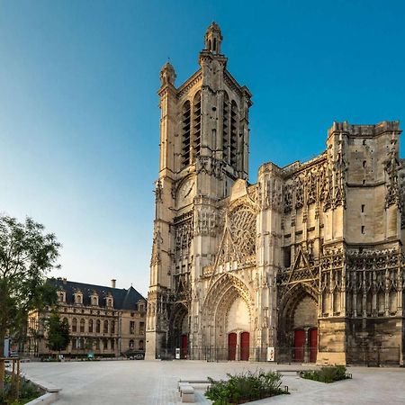 Logis Hotel Du Cirque Troyes Centre Historique Εξωτερικό φωτογραφία