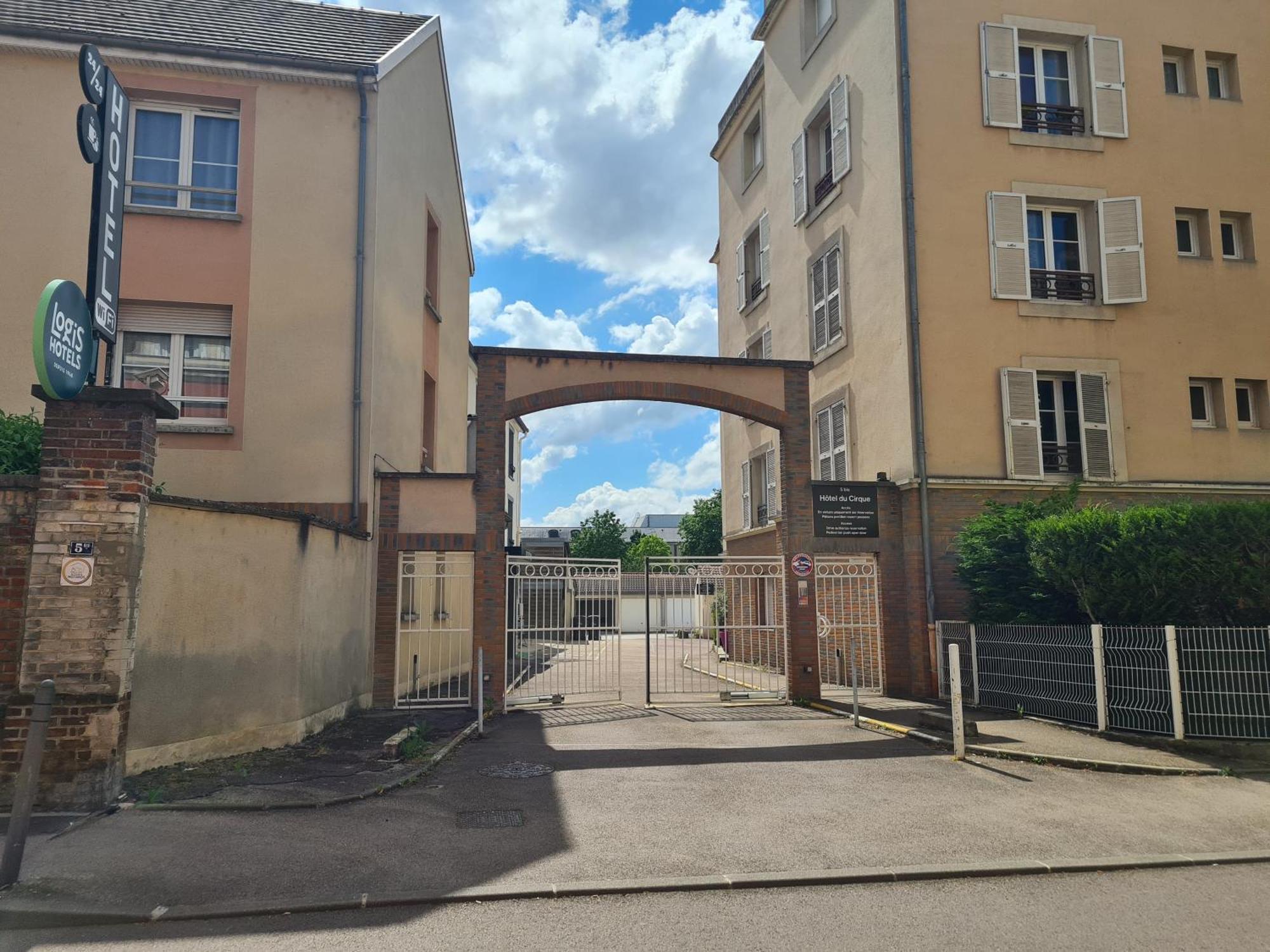 Logis Hotel Du Cirque Troyes Centre Historique Εξωτερικό φωτογραφία