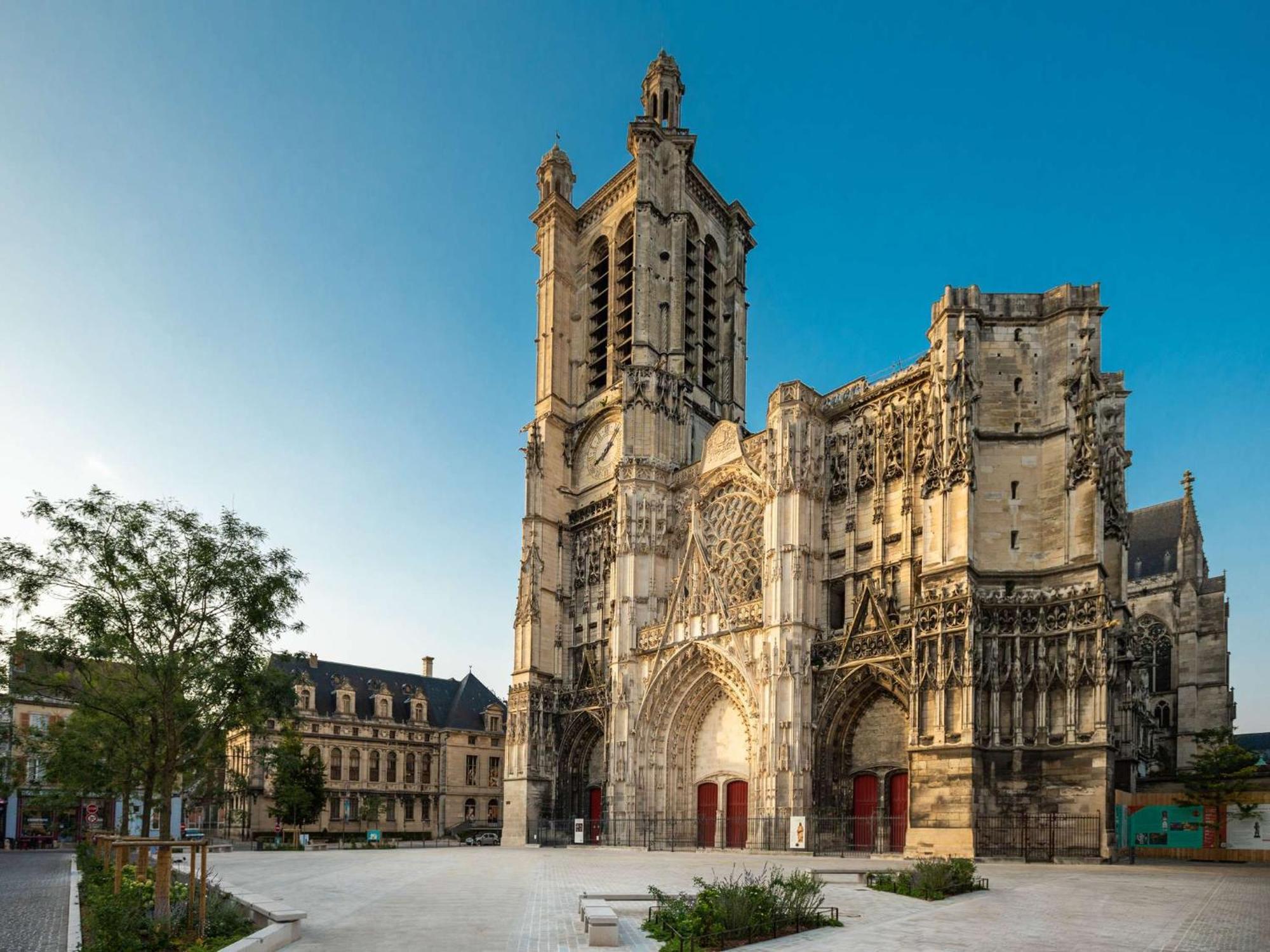Logis Hotel Du Cirque Troyes Centre Historique Εξωτερικό φωτογραφία