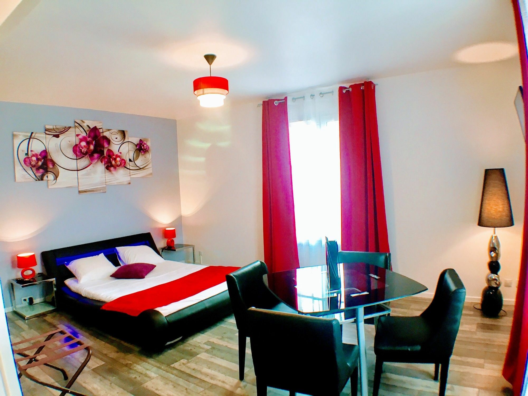 Logis Hotel Du Cirque Troyes Centre Historique Εξωτερικό φωτογραφία