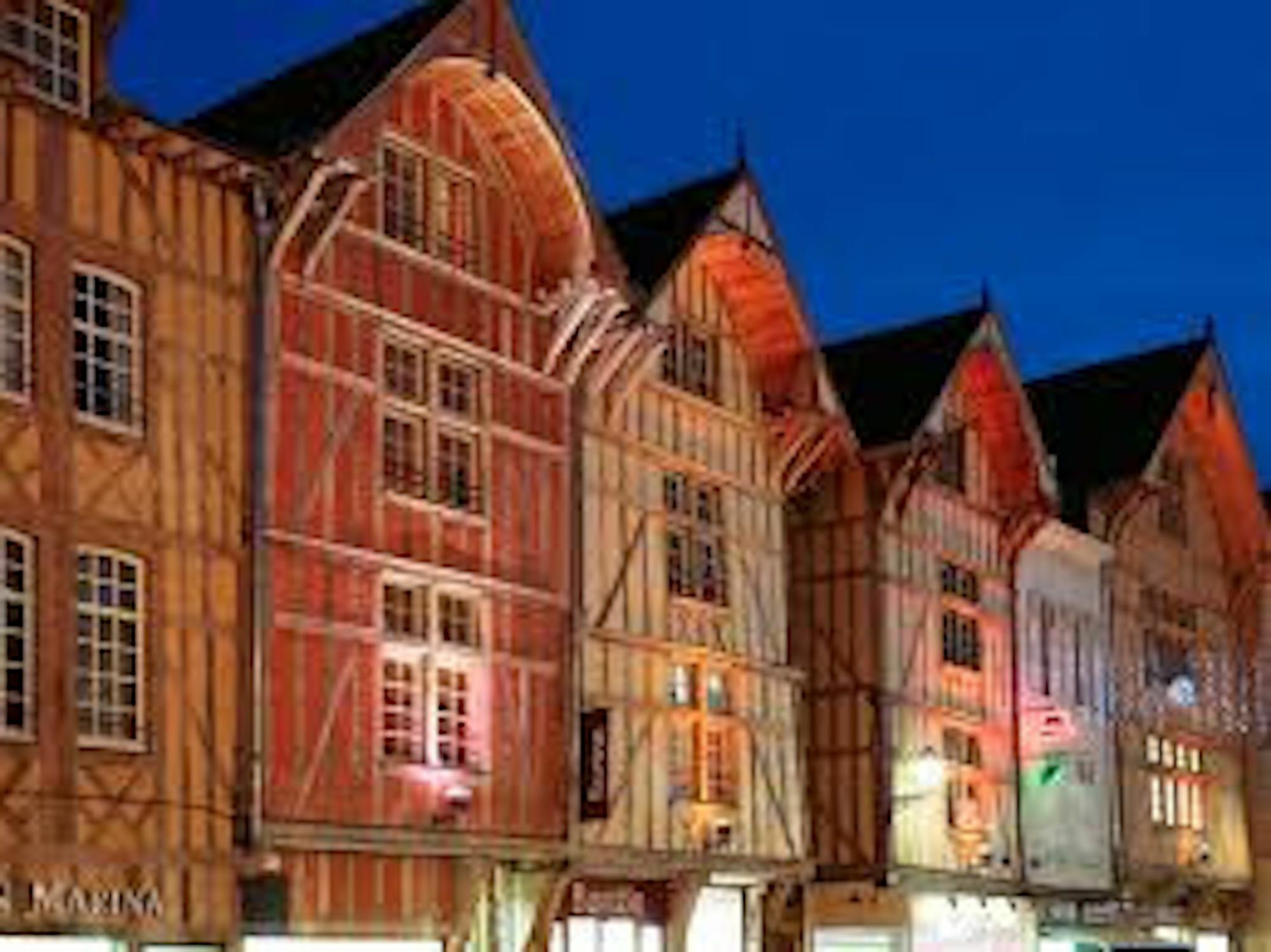 Logis Hotel Du Cirque Troyes Centre Historique Εξωτερικό φωτογραφία