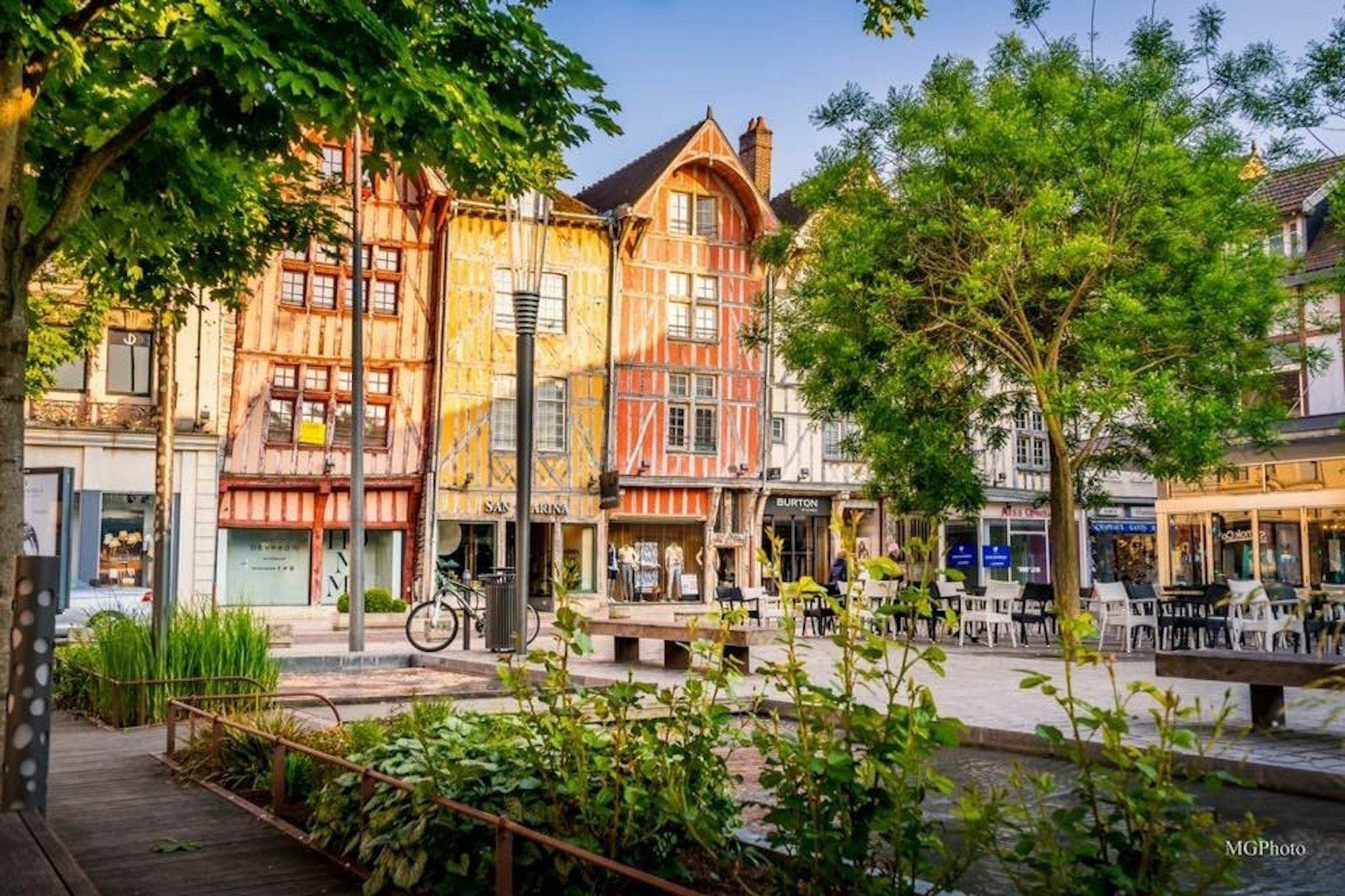 Logis Hotel Du Cirque Troyes Centre Historique Εξωτερικό φωτογραφία