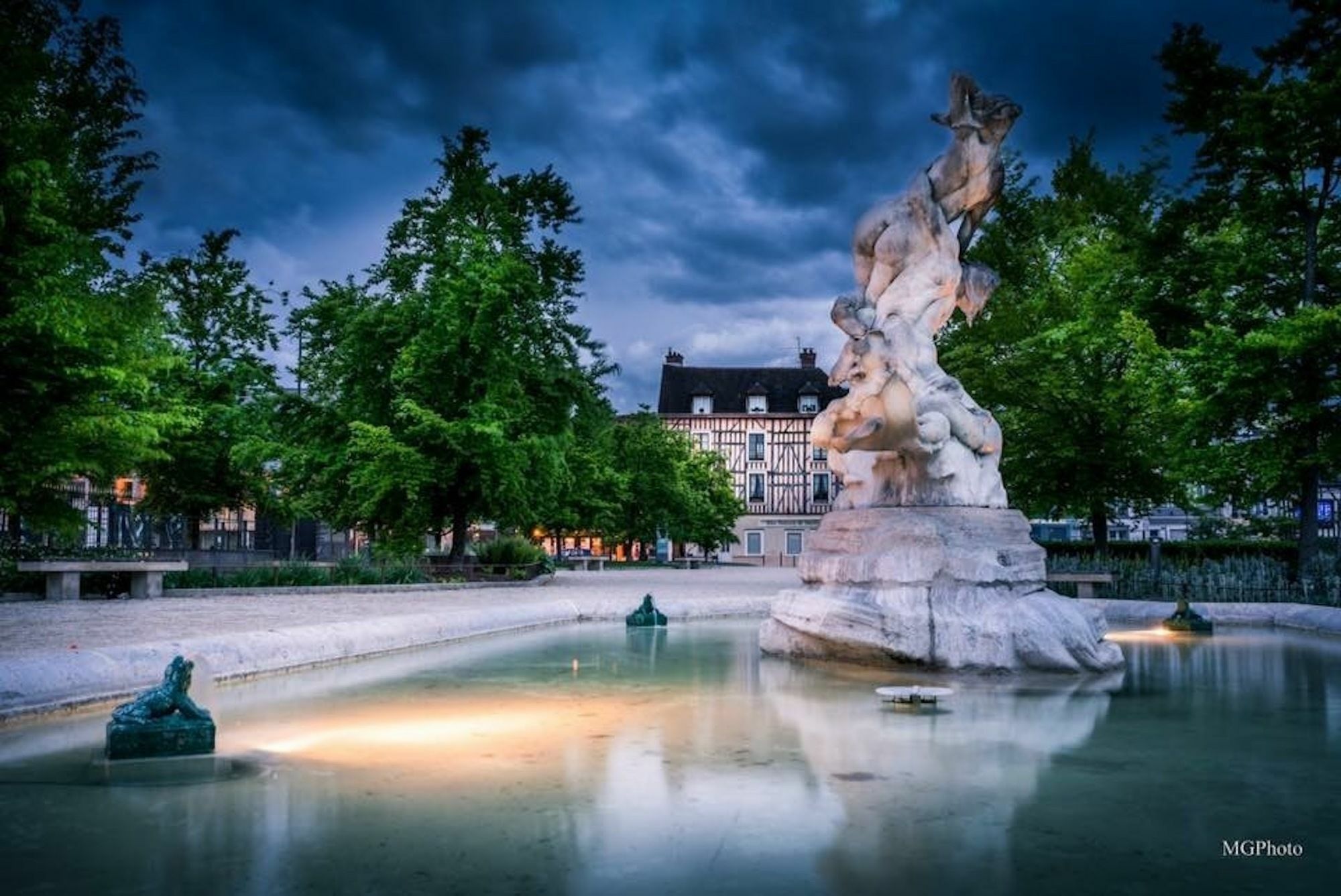 Logis Hotel Du Cirque Troyes Centre Historique Εξωτερικό φωτογραφία