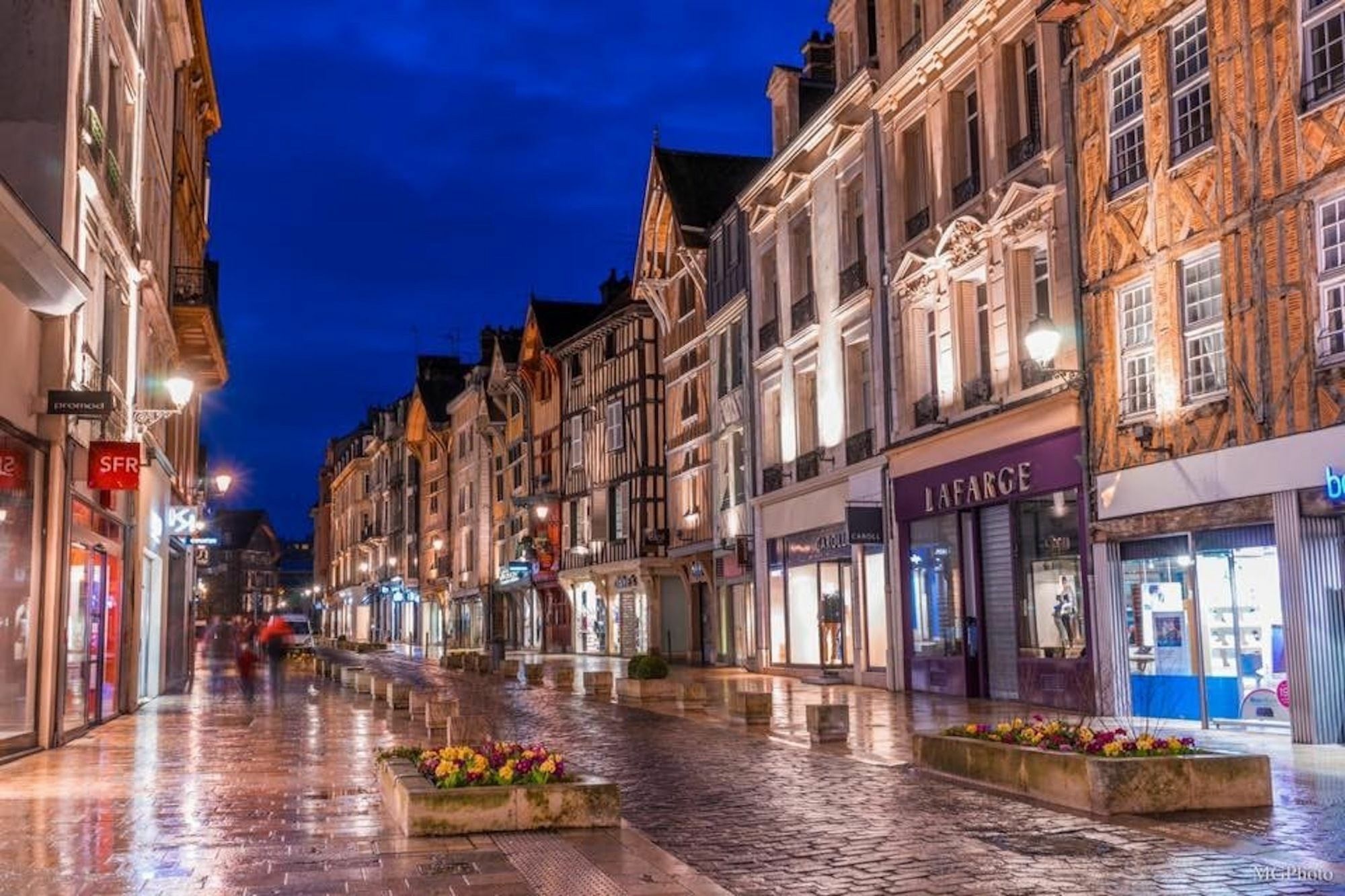 Logis Hotel Du Cirque Troyes Centre Historique Εξωτερικό φωτογραφία