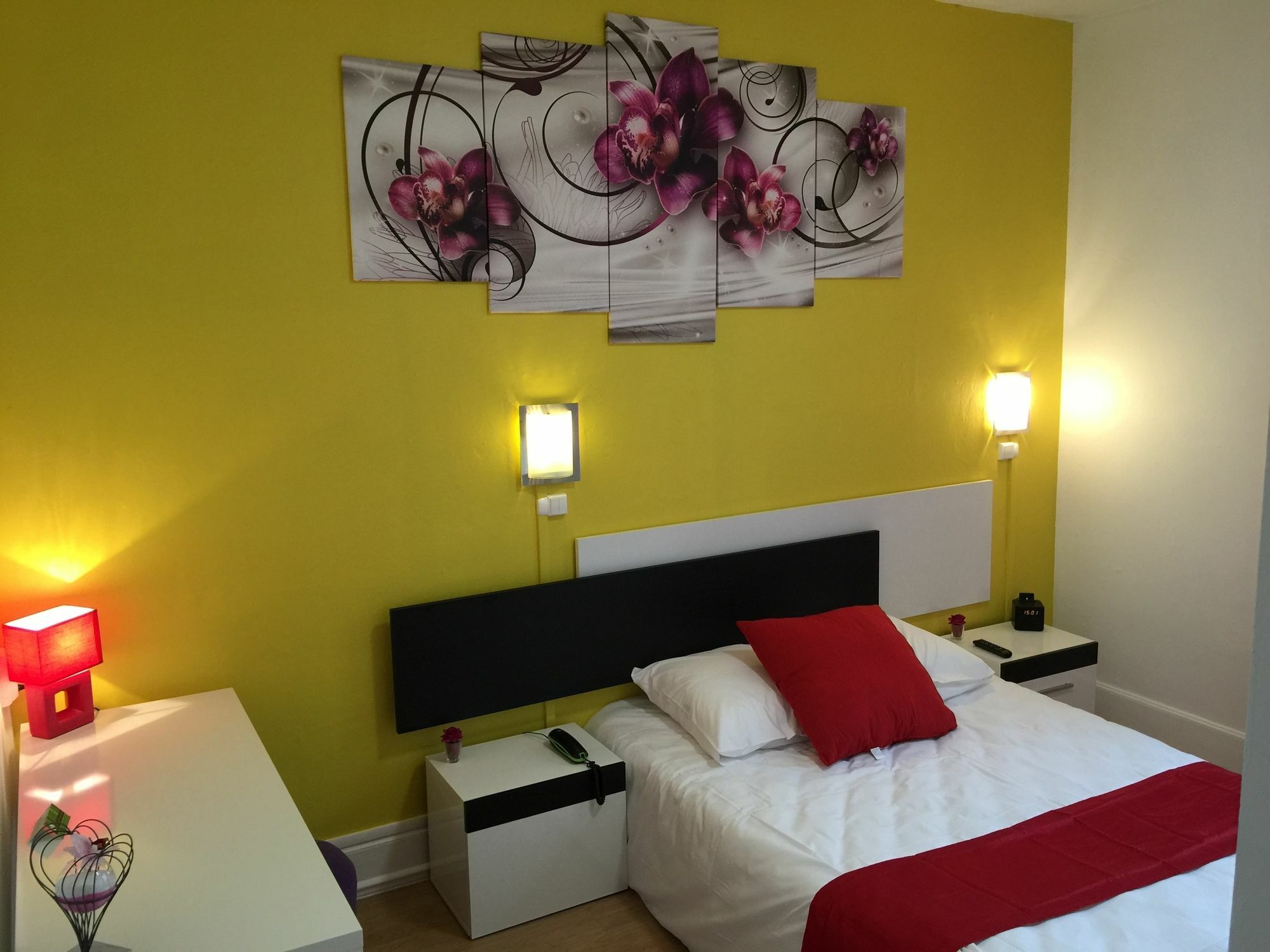 Logis Hotel Du Cirque Troyes Centre Historique Εξωτερικό φωτογραφία